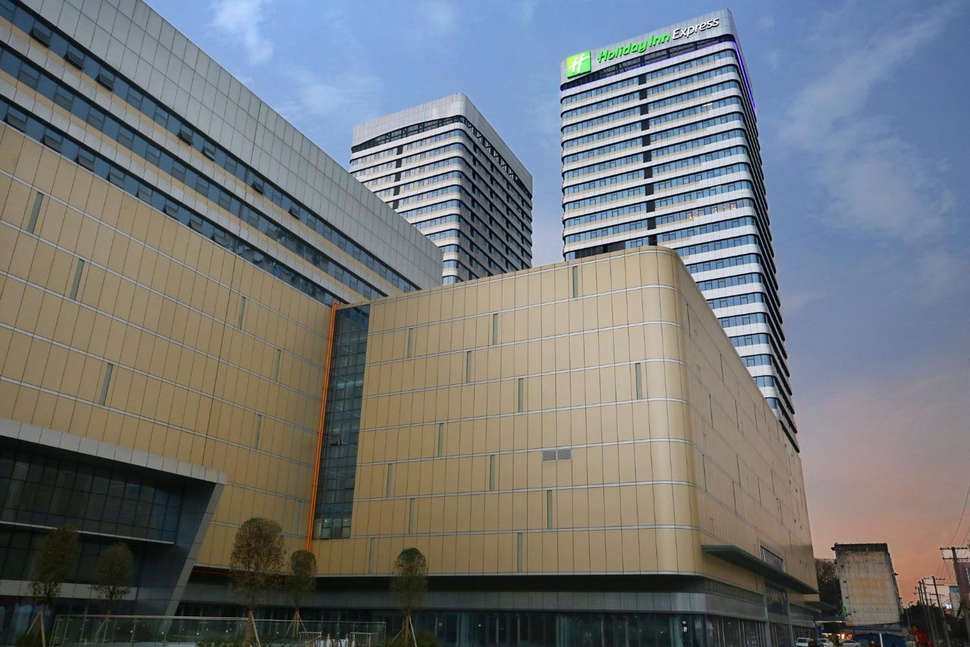 Holiday Inn Express Chengdu North Railway Station By Ihg - Near Panda Base, Near Chunxi Road エクステリア 写真